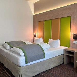 Zimmer mit Kingsize-Bett